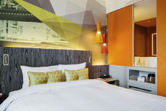 이비스 스타일 앰배서더 서울 명동 & 강남이 '휴식'에 초점을 맞춰 겨울패키지를 선보인다. '윈터 레스팅'(WinteResting) 패키지는 '업 스케일 라이프 스타일 비즈니스호텔'을 표방하는 이비스 스타일 앰배서더 서울 명동 & 강남만의 휴식 개념이 들어가 있다. 12월 1일부터 내년 2월 28일까지 운영한다. 이비스 스타일 앰배서더 서울 명동&강남 제공